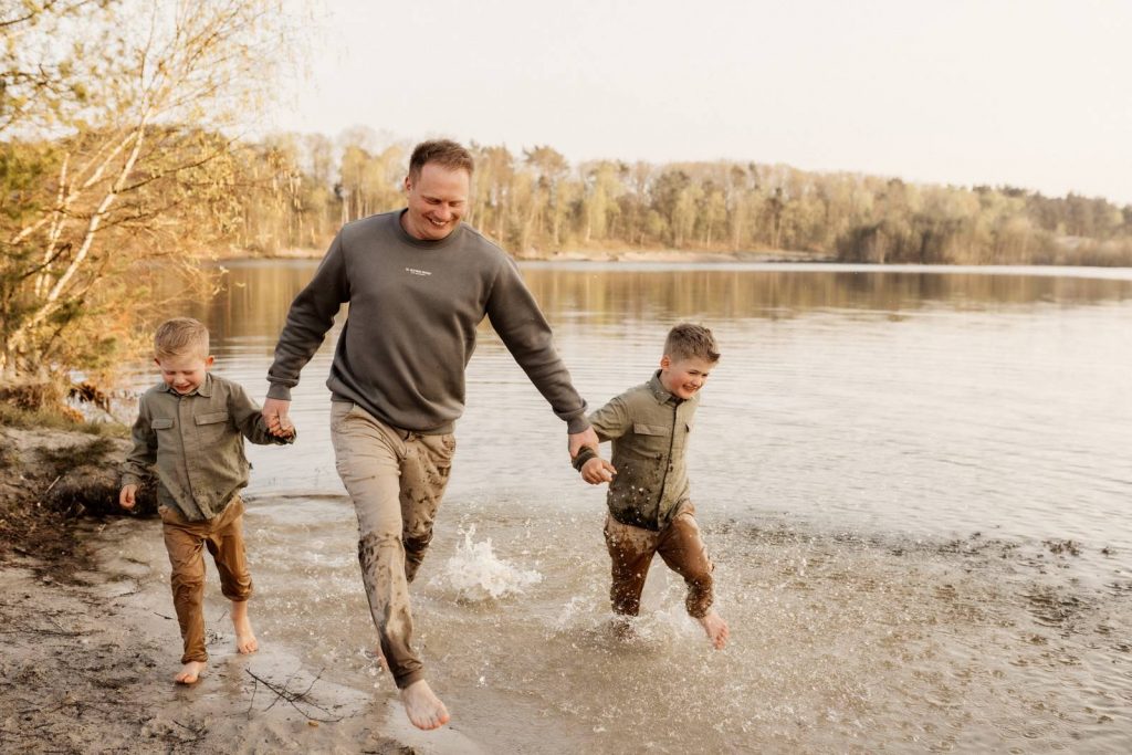 Familienshooting mit Kindern die wirklich Spaß haben, authentische Fotografie ohne Posing