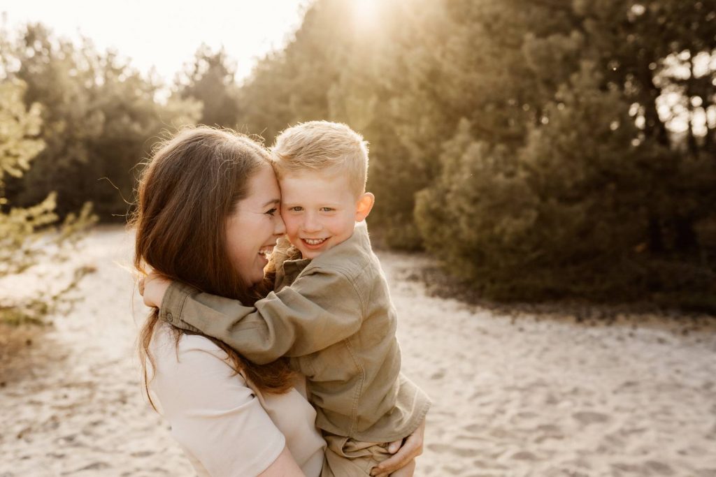 Familienshooting mit Kindern die wirklcih Spaß haben, authentische Fotografie ohne Posing