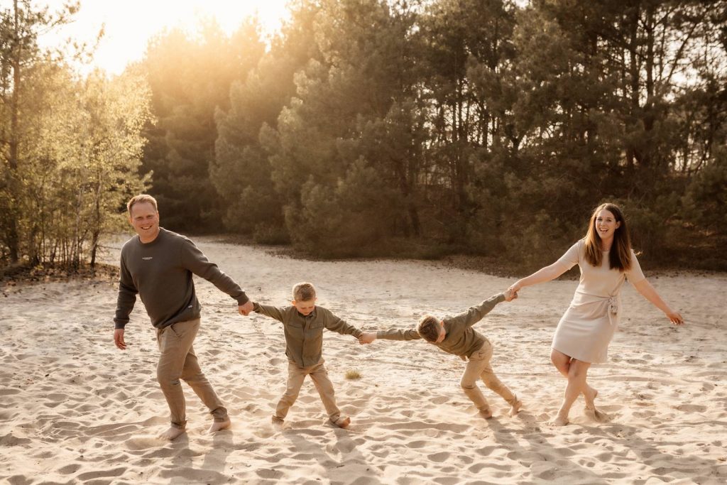 Familienshooting mit Kindern die wirklcih Spaß haben, authentische Fotografie ohne Posing