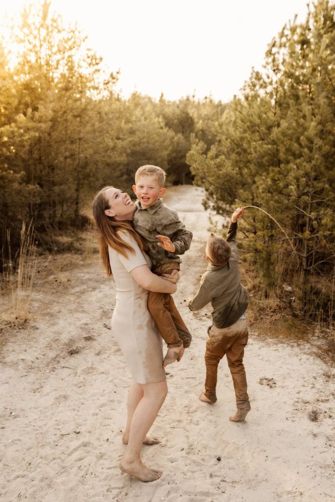 Familienshooting mit Kindern die wirklcih Spaß haben, authentische Fotografie ohne Posing
