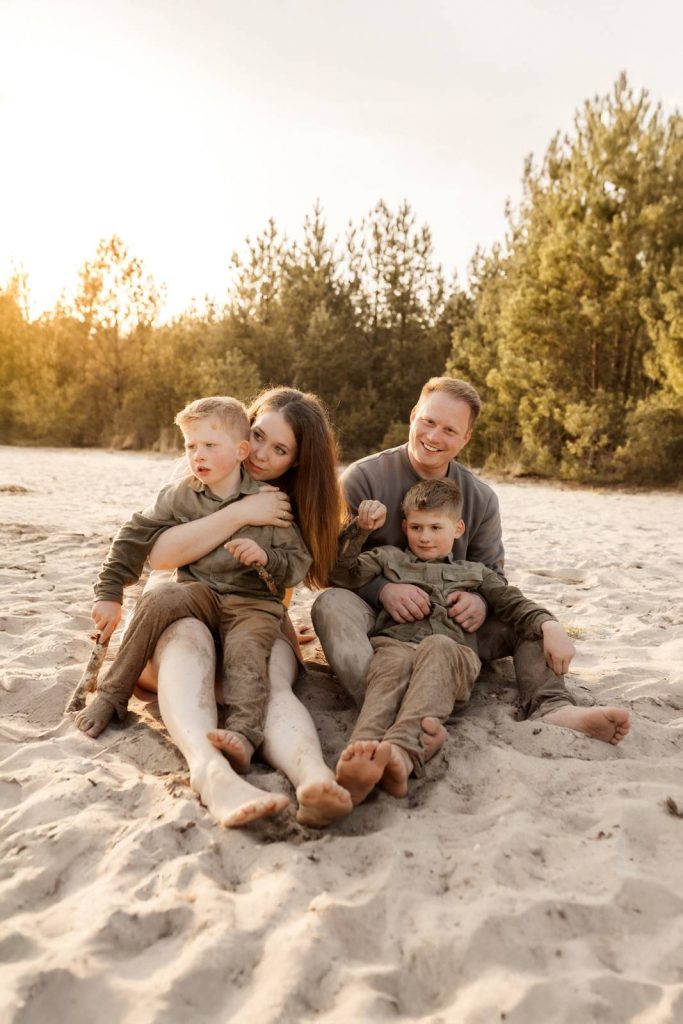 Familienshooting mit Kindern die wirklcih Spaß haben, authentische Fotografie ohne Posing