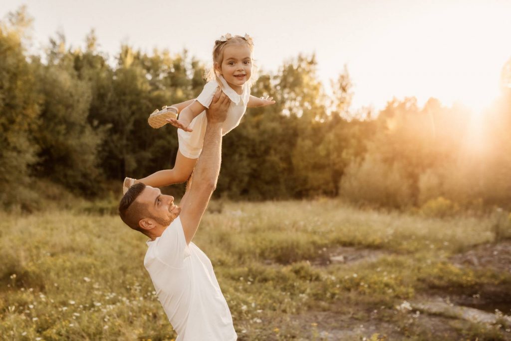Familienshooting mit Kindern die wirklich Spaß haben, authentische Fotografie ohne Posing