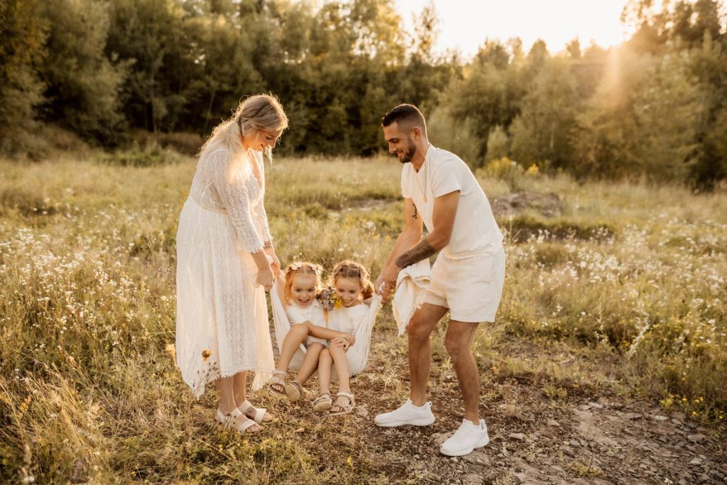 Familienshooting mit Kindern die wirklcih Spaß haben, authentische Fotografie ohne Posing