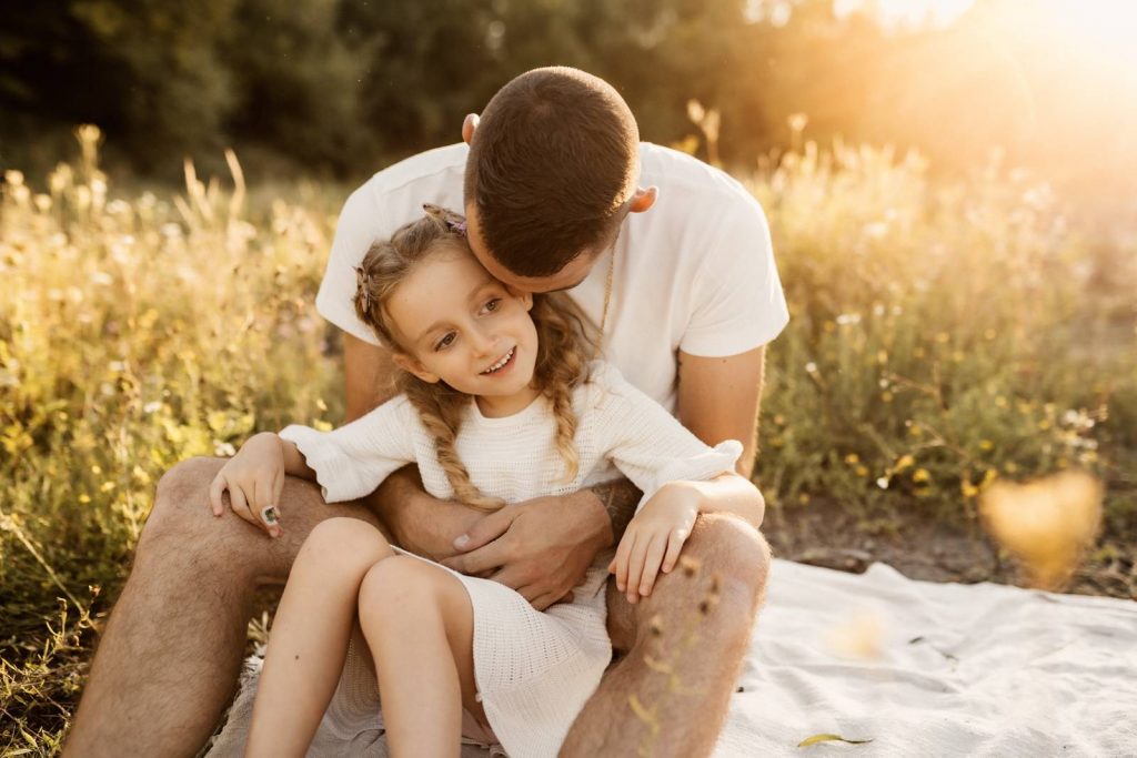 Familienshooting mit Kindern die wirklcih Spaß haben, authentische Fotografie ohne Posing