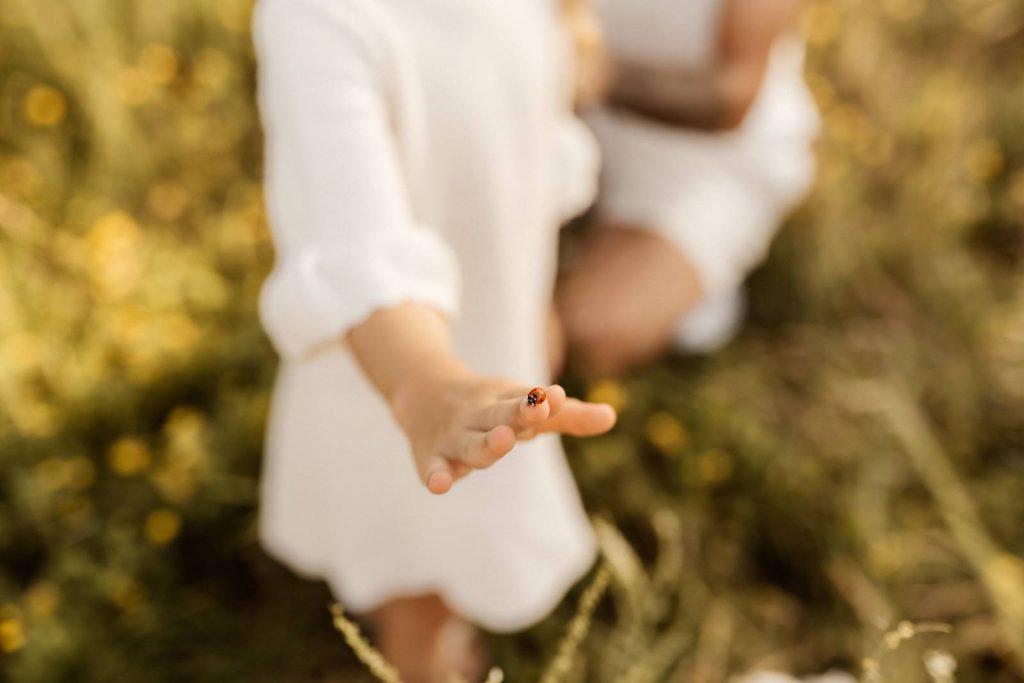 Familienshooting mit Kindern die wirklcih Spaß haben, authentische Fotografie ohne Posing