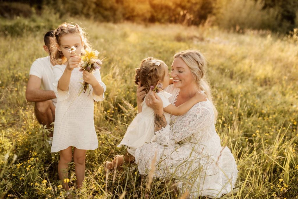 Familienshooting mit Kindern die wirklcih Spaß haben, authentische Fotografie ohne Posing