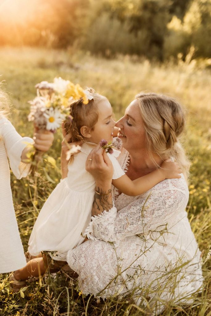 Familienshooting mit Kindern die wirklcih Spaß haben, authentische Fotografie ohne Posing