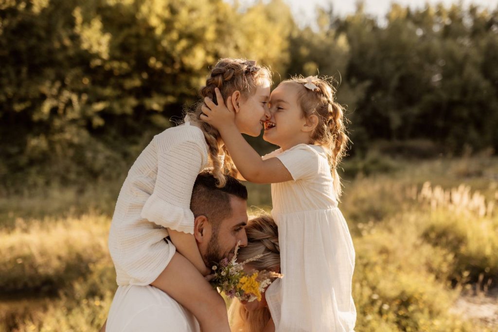 Familienshooting mit Kindern die wirklcih Spaß haben, authentische Fotografie ohne Posing