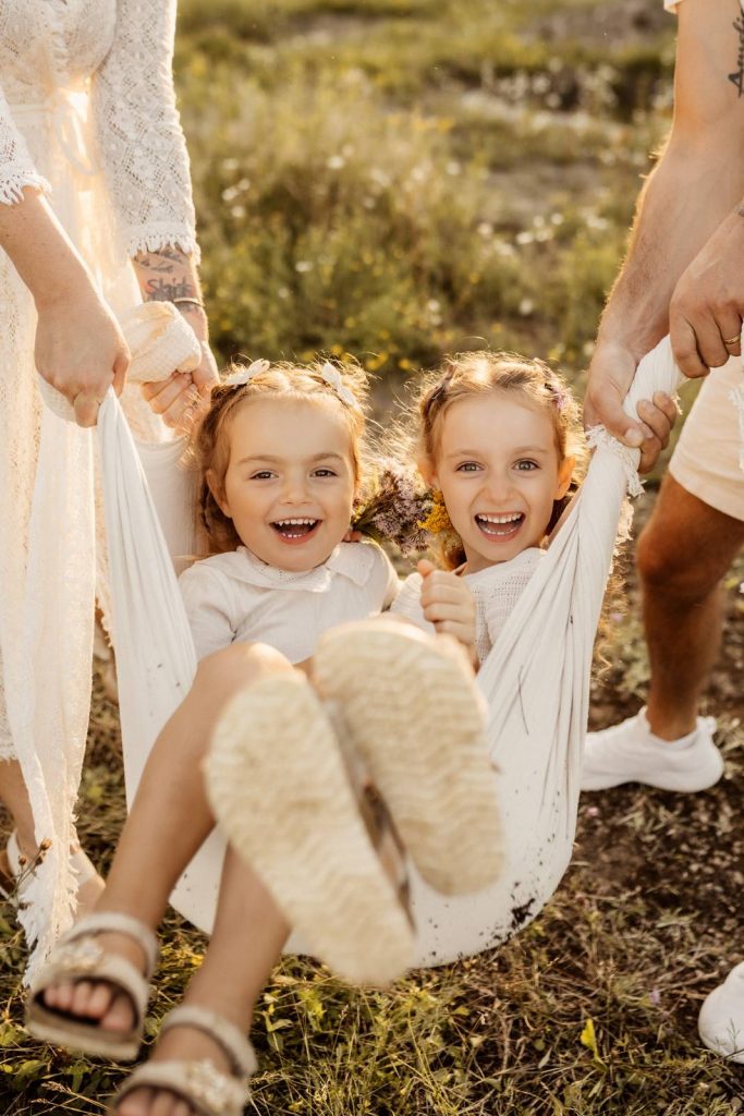 Familienshooting mit Kindern die wirklcih Spaß haben, authentische Fotografie ohne Posing