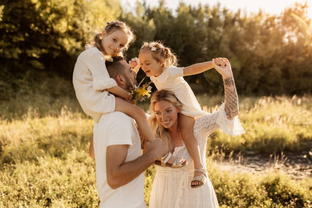 Familienshooting mit Kindern die wirklcih Spaß haben, authentische Fotografie ohne Posing