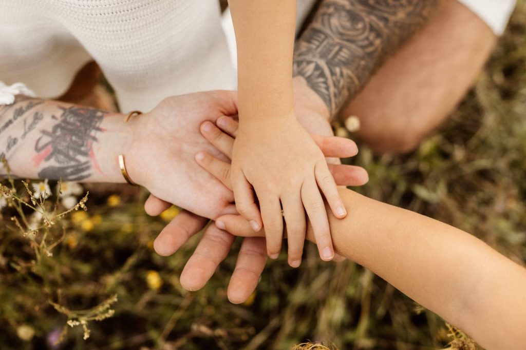 Familienshooting mit Kindern die wirklcih Spaß haben, authentische Fotografie ohne Posing