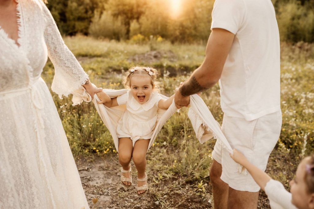 Familienshooting mit Kindern die wirklcih Spaß haben, authentische Fotografie ohne Posing
