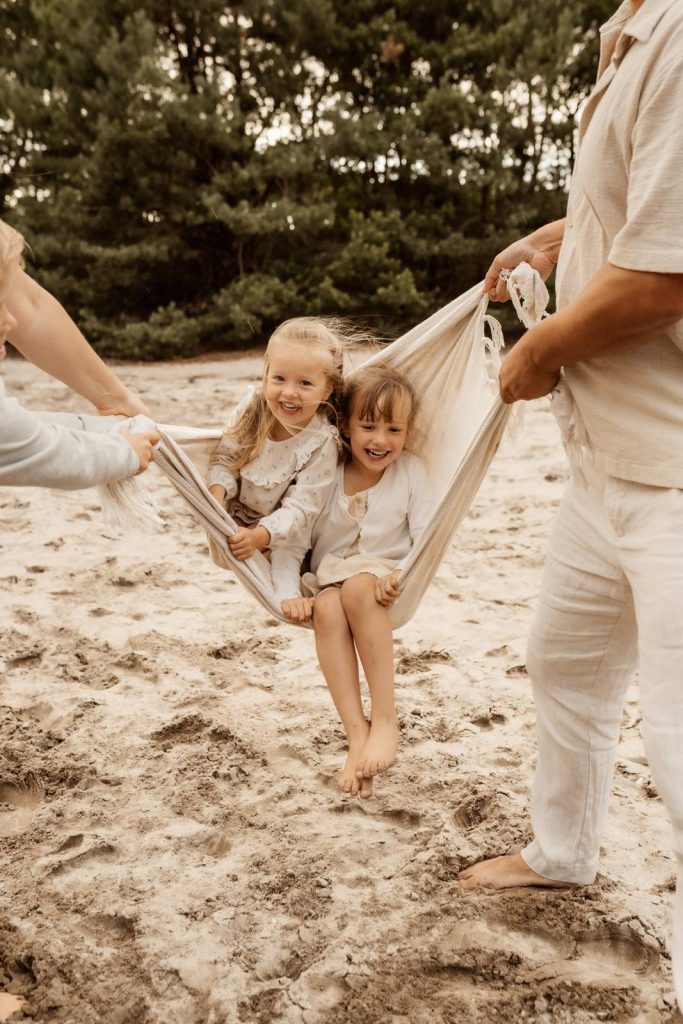 Familienshooting mit Kindern die wirklcih Spaß haben, authentische Fotografie ohne Posing