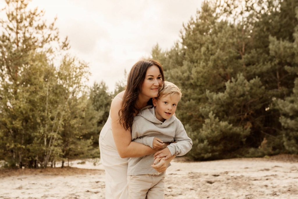Familienshooting mit Kindern die wirklcih Spaß haben, authentische Fotografie ohne Posing