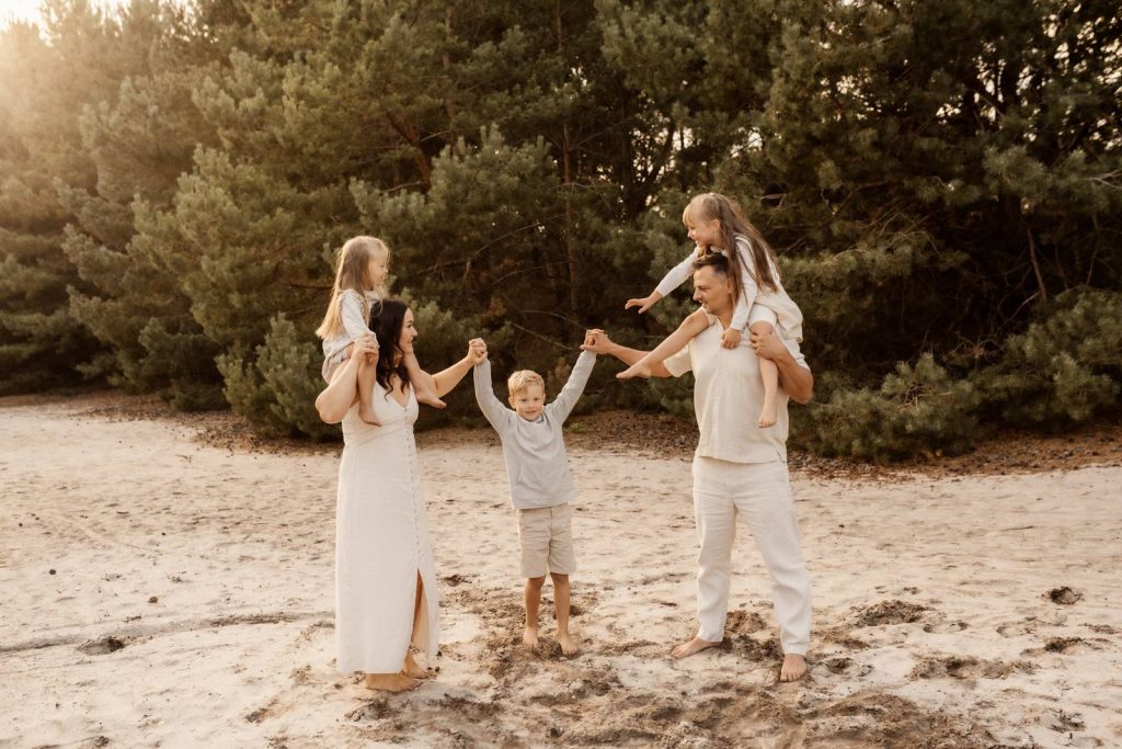 Familienshooting mit Kindern die wirklcih Spaß haben, authentische Fotografie ohne Posing