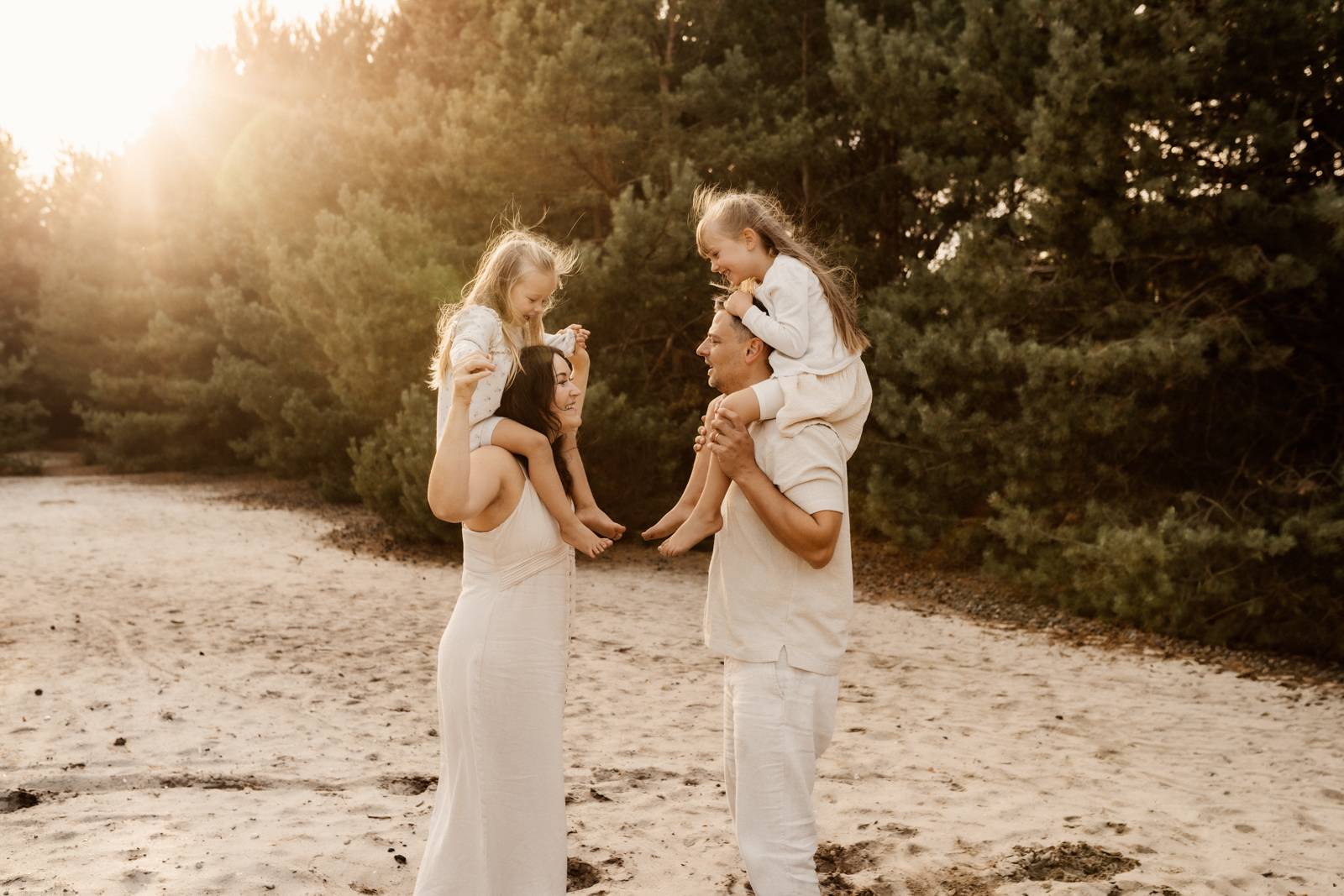 Familienshooting mit Kindern die wirklcih Spaß haben, authentische Fotografie ohne Posing