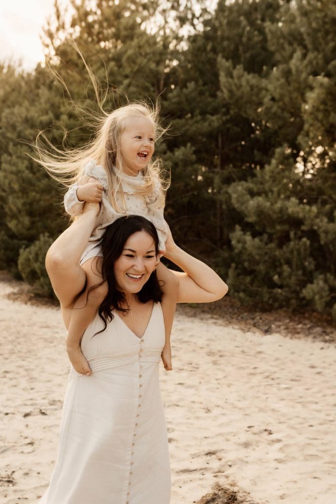 Familienshooting mit Kindern die wirklcih Spaß haben, authentische Fotografie ohne Posing