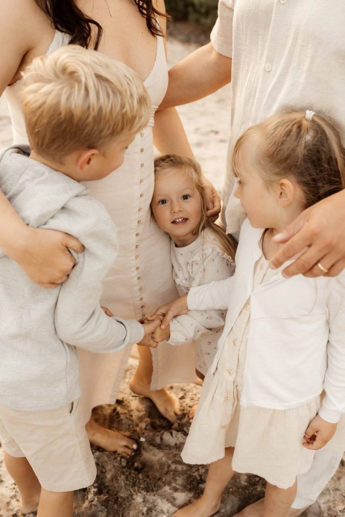 Familienshooting mit Kindern die wirklcih Spaß haben, authentische Fotografie ohne Posing