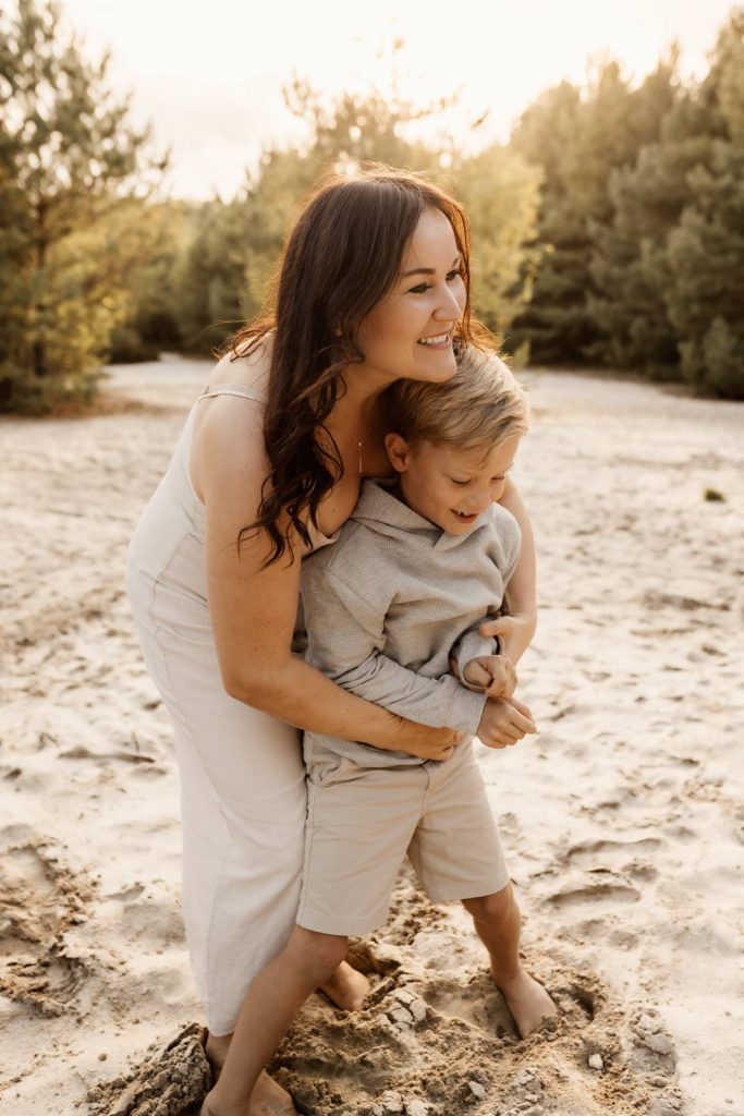 Familienshooting mit Kindern die wirklcih Spaß haben, authentische Fotografie ohne Posing