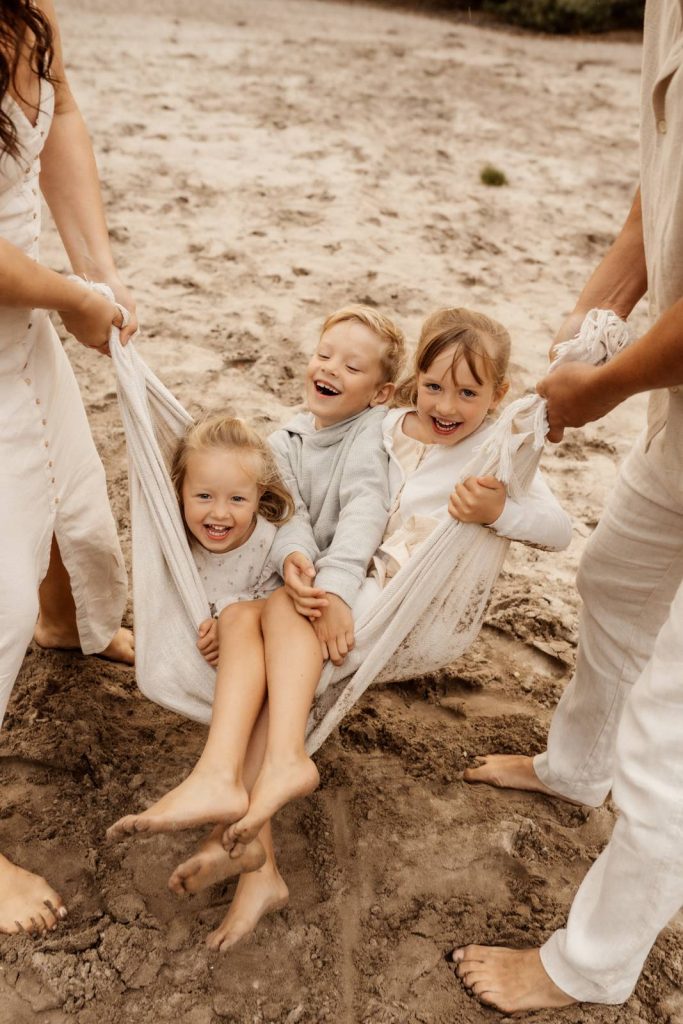 Familienshooting mit Kindern die wirklcih Spaß haben, authentische Fotografie ohne Posing