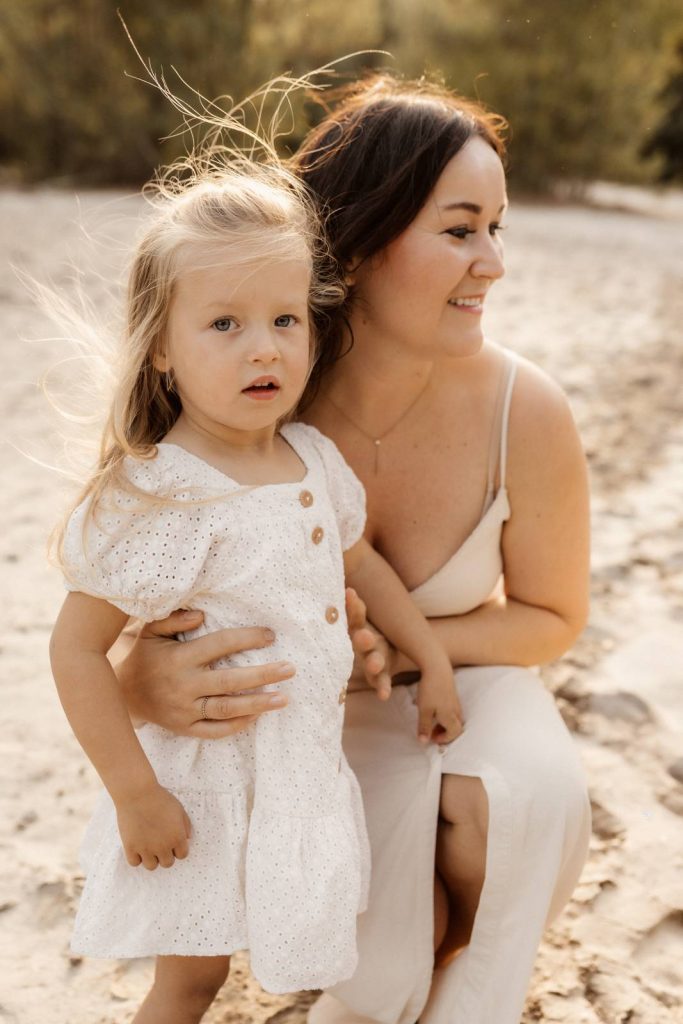 Familienshooting mit Kindern die wirklcih Spaß haben, authentische Fotografie ohne Posing