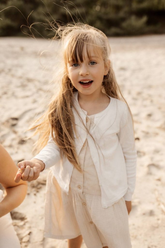 Familienshooting mit Kindern die wirklcih Spaß haben, authentische Fotografie ohne Posing
