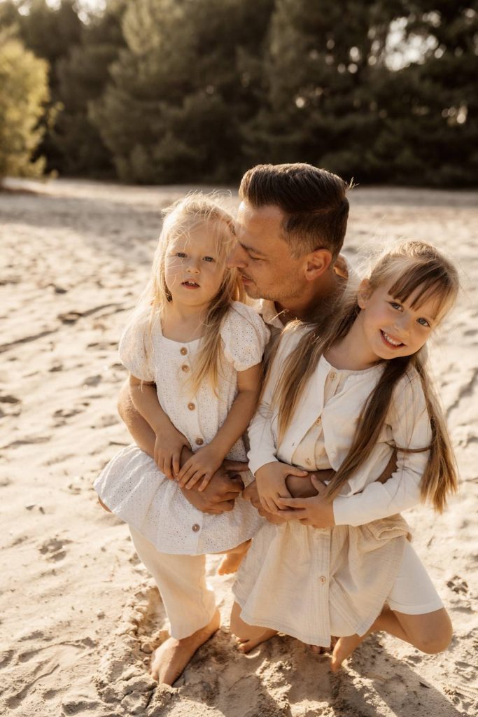 Familienshooting mit Kindern die wirklcih Spaß haben, authentische Fotografie ohne Posing
