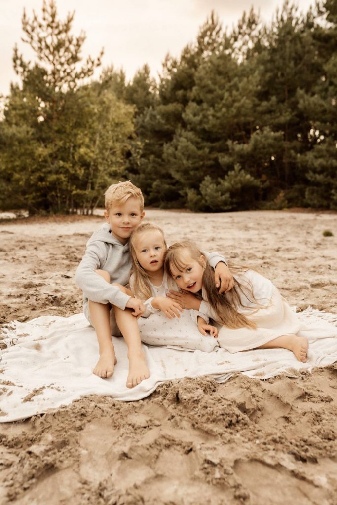 Familienshooting mit Kindern die wirklcih Spaß haben, authentische Fotografie ohne Posing