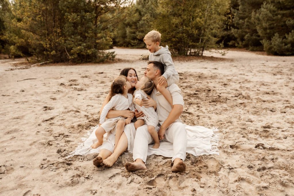 Familienshooting mit Kindern die wirklcih Spaß haben, authentische Fotografie ohne Posing