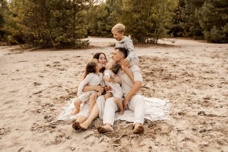 Familienshooting mit Kindern die wirklcih Spaß haben, authentische Fotografie ohne Posing