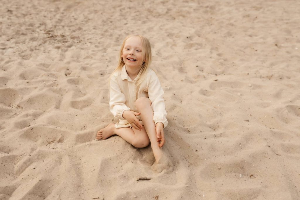 Familienshooting mit Kindern die wirklcih Spaß haben, authentische Fotografie ohne Posing