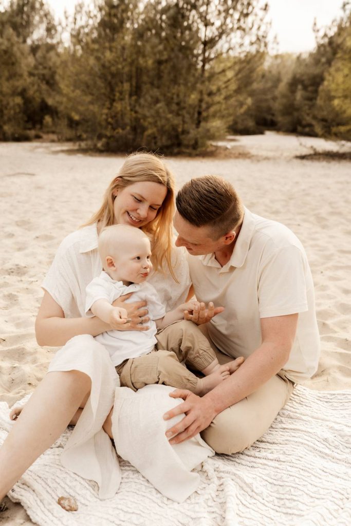 Familienshooting mit Kindern die wirklcih Spaß haben, authentische Fotografie ohne Posing