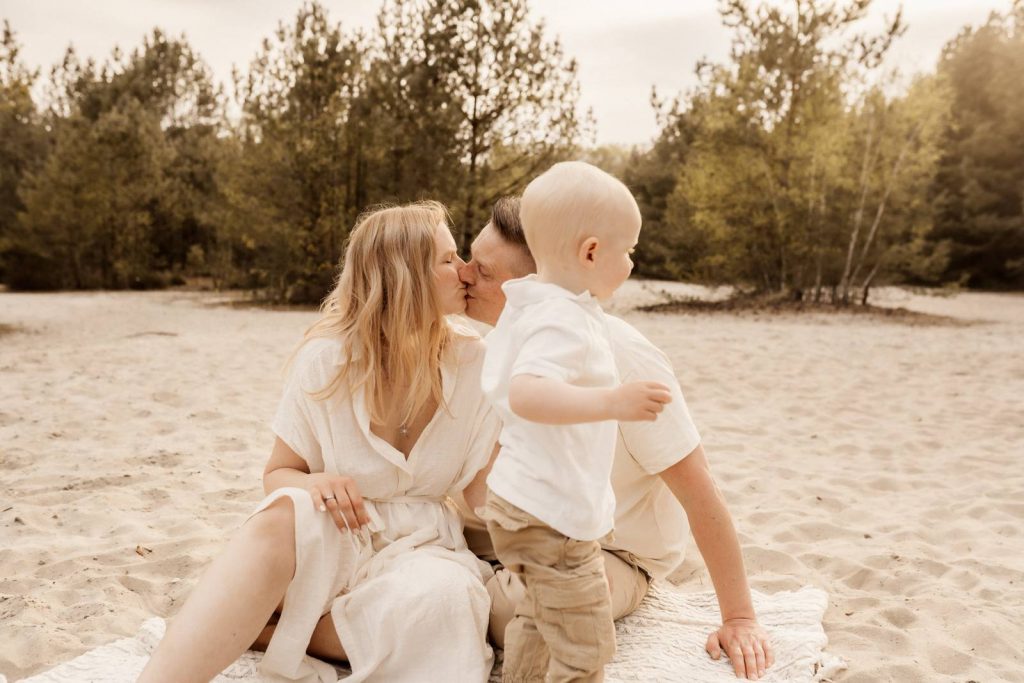 Familienshooting mit Kindern die wirklcih Spaß haben, authentische Fotografie ohne Posing