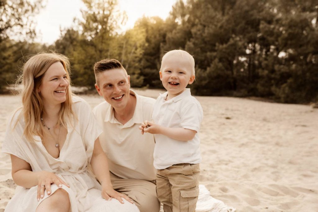 Familienshooting mit Kindern die wirklcih Spaß haben, authentische Fotografie ohne Posing