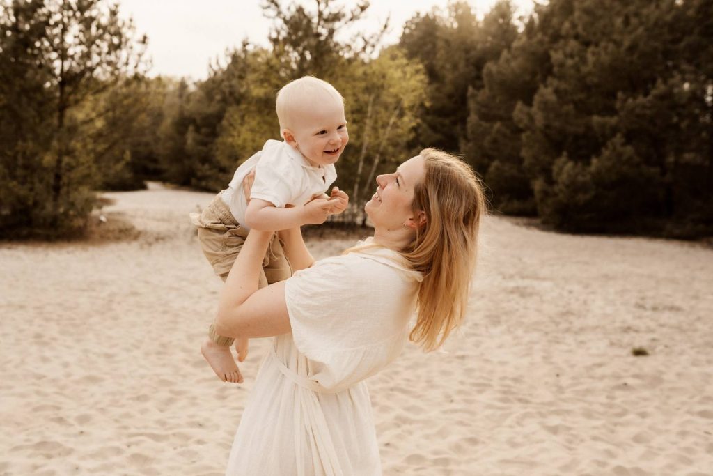 Familienshooting mit Kindern die wirklcih Spaß haben, authentische Fotografie ohne Posing
