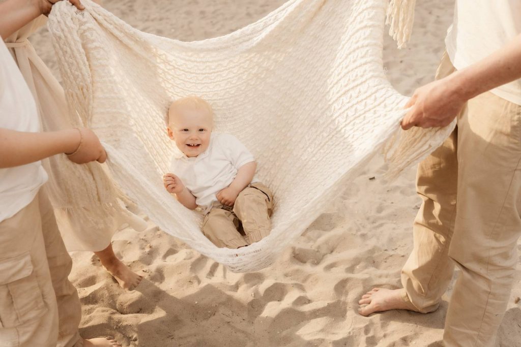 Familienshooting mit Kindern die wirklich Spaß haben, authentische Fotografie ohne Posing