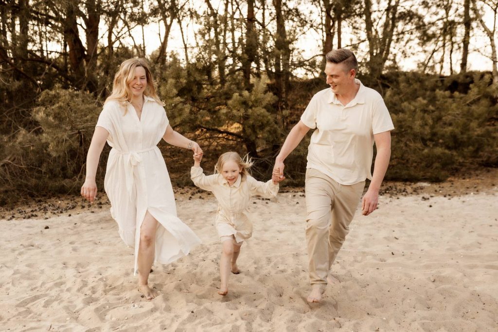 Familienshooting mit Kindern die wirklcih Spaß haben, authentische Fotografie ohne Posing