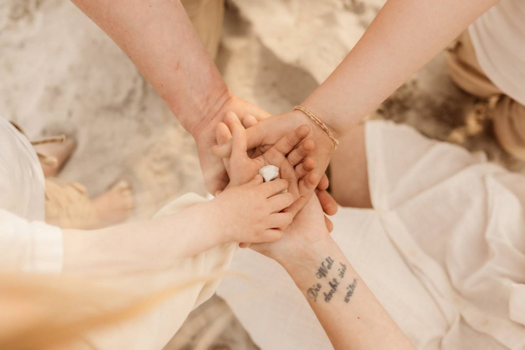 Familienshooting mit Kindern die wirklcih Spaß haben, authentische Fotografie ohne Posing