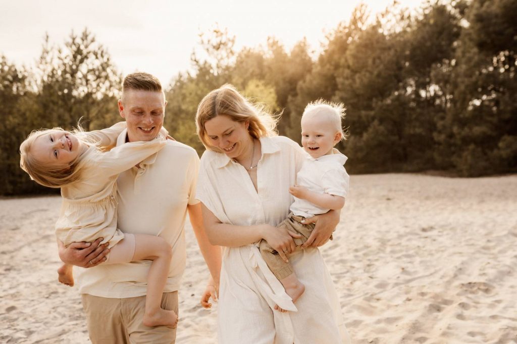 Familienshooting mit Kindern die wirklcih Spaß haben, authentische Fotografie ohne Posing