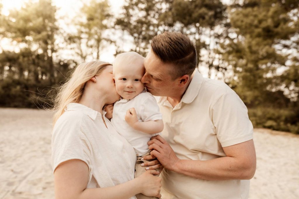 Familienshooting mit Kindern die wirklcih Spaß haben, authentische Fotografie ohne Posing