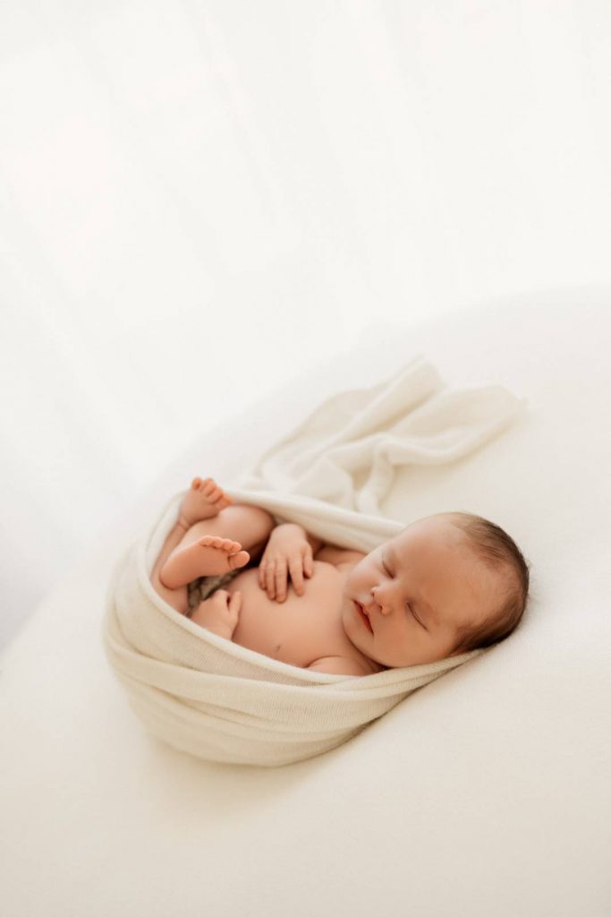 neugeborenes Baby schlafend auf einer Decke