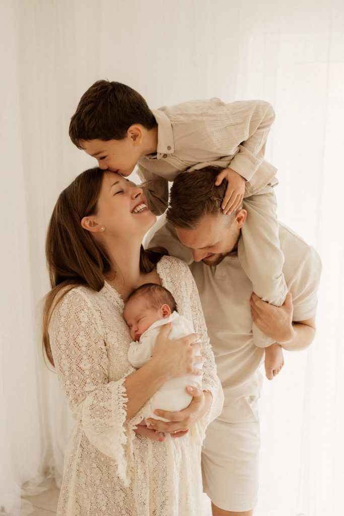Baby gehalten von Mama und Papa beim Babyshooting