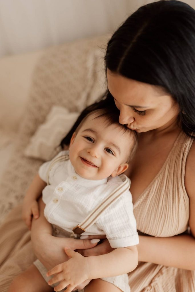 Familienshooting mit Kindern die wirklcih Spaß haben, authentische Fotografie ohne Posing