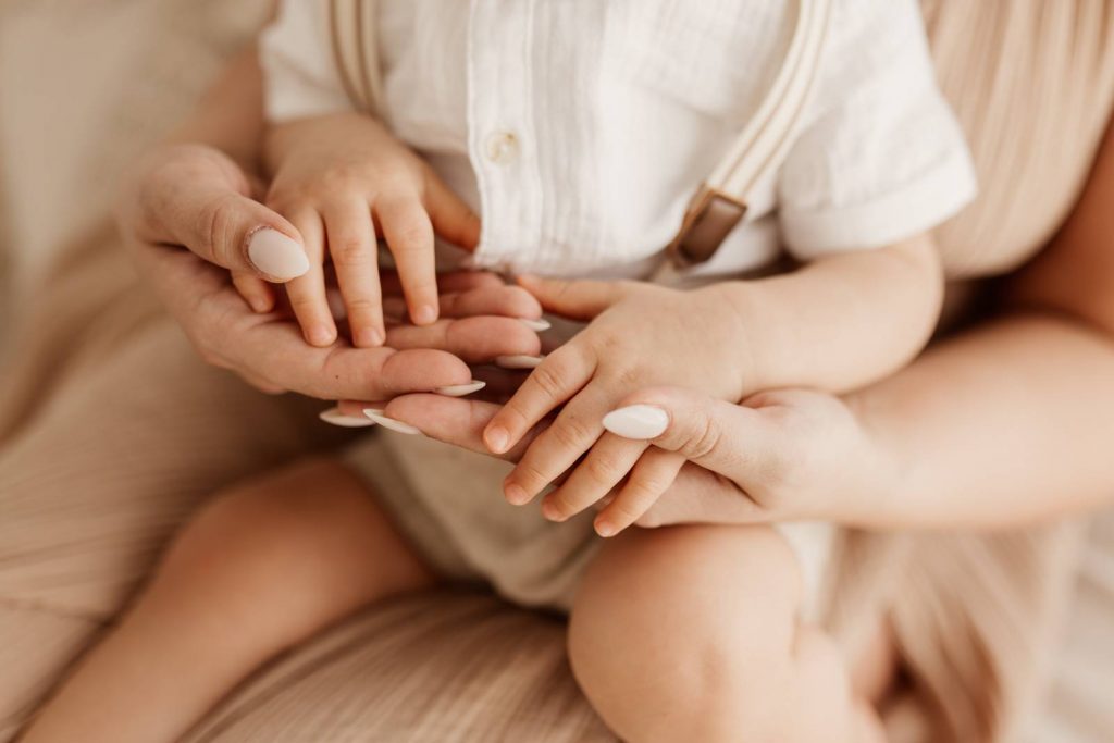 Familienshooting mit Kindern die wirklcih Spaß haben, authentische Fotografie ohne Posing