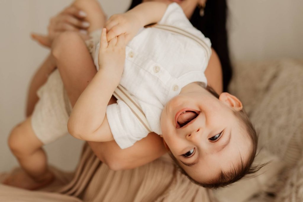 Familienshooting mit Kindern die wirklcih Spaß haben, authentische Fotografie ohne Posing