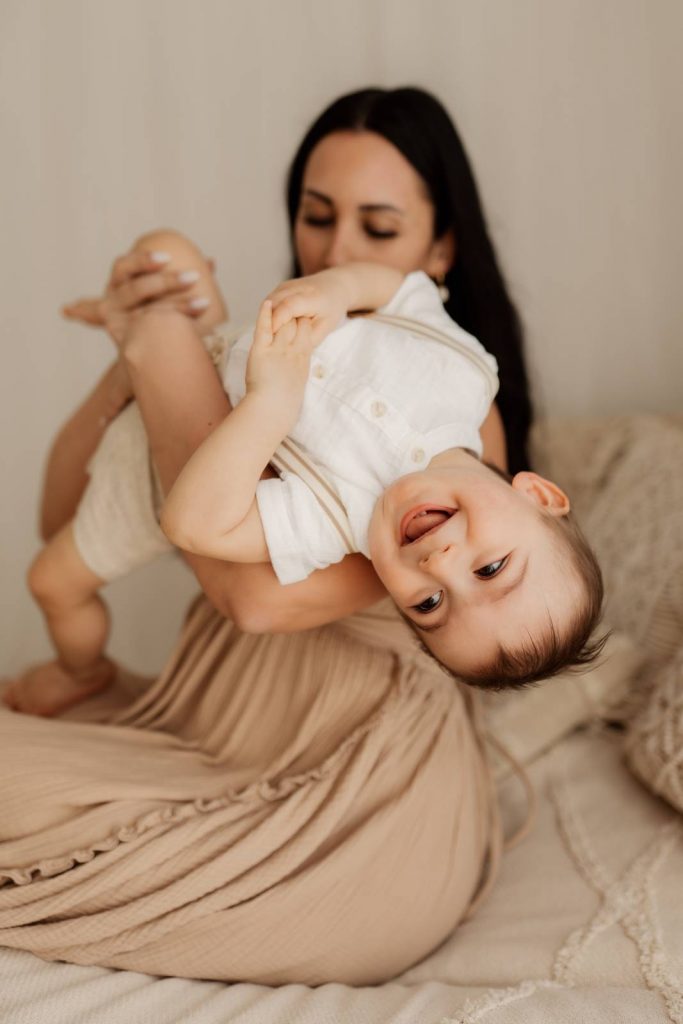 Familienshooting mit Kindern die wirklcih Spaß haben, authentische Fotografie ohne Posing