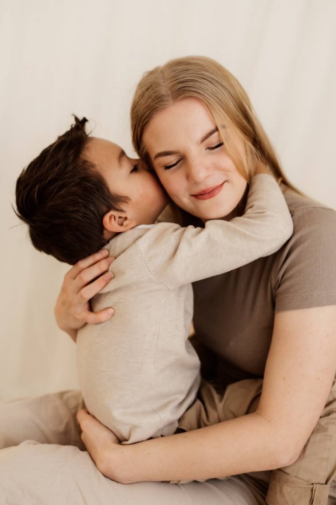 Familienshooting mit Kindern die wirklcih Spaß haben, authentische Fotografie ohne Posing