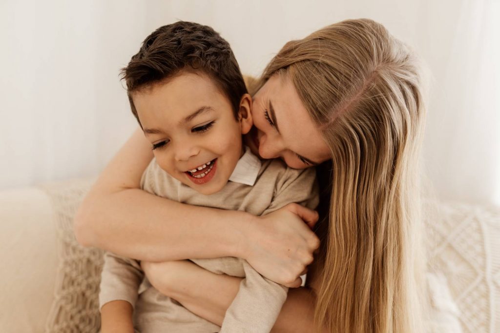 Familienshooting mit Kindern die wirklcih Spaß haben, authentische Fotografie ohne Posing