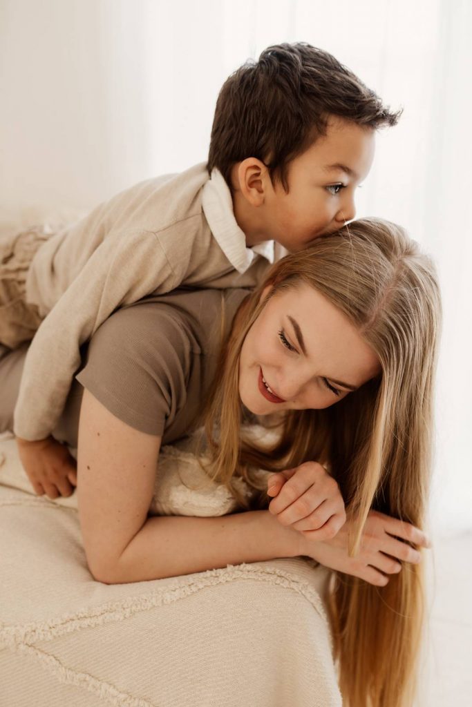 Familienshooting mit Kindern die wirklcih Spaß haben, authentische Fotografie ohne Posing
