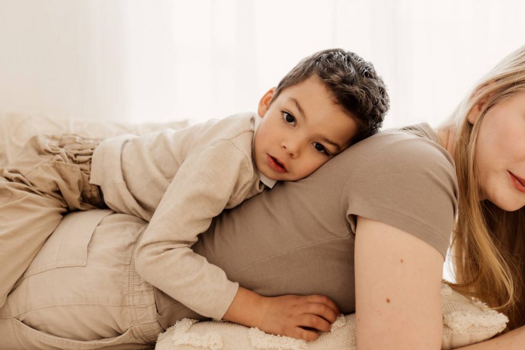 Familienshooting mit Kindern die wirklcih Spaß haben, authentische Fotografie ohne Posing